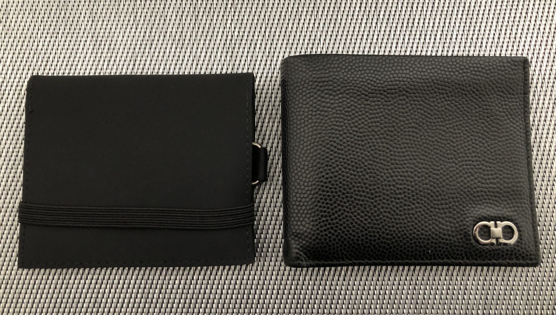 無印良品「トラベル用ウォレット」と一般的な折りたたみ財布の大きさを比較