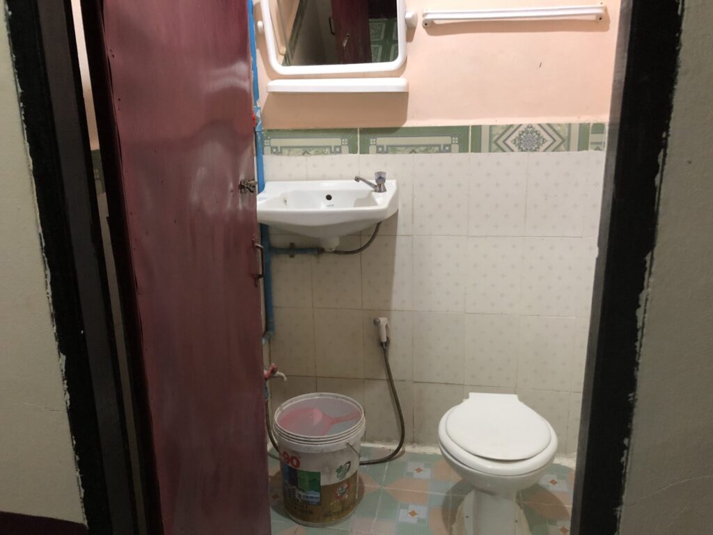 Manotham Guest Houseのシャワー・トイレ