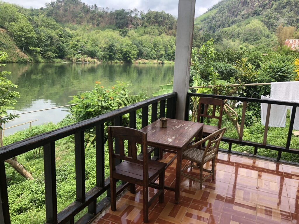 Nam Ou River Lodgeの外にあるテーブルと眺め