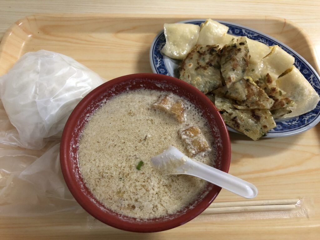 ダンビン、豆乳スープ、ネギ入り焼き餅、肉まん