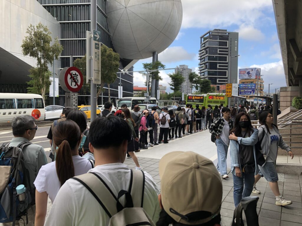 剣潭駅の陽明山行きのバスターミナルの行列