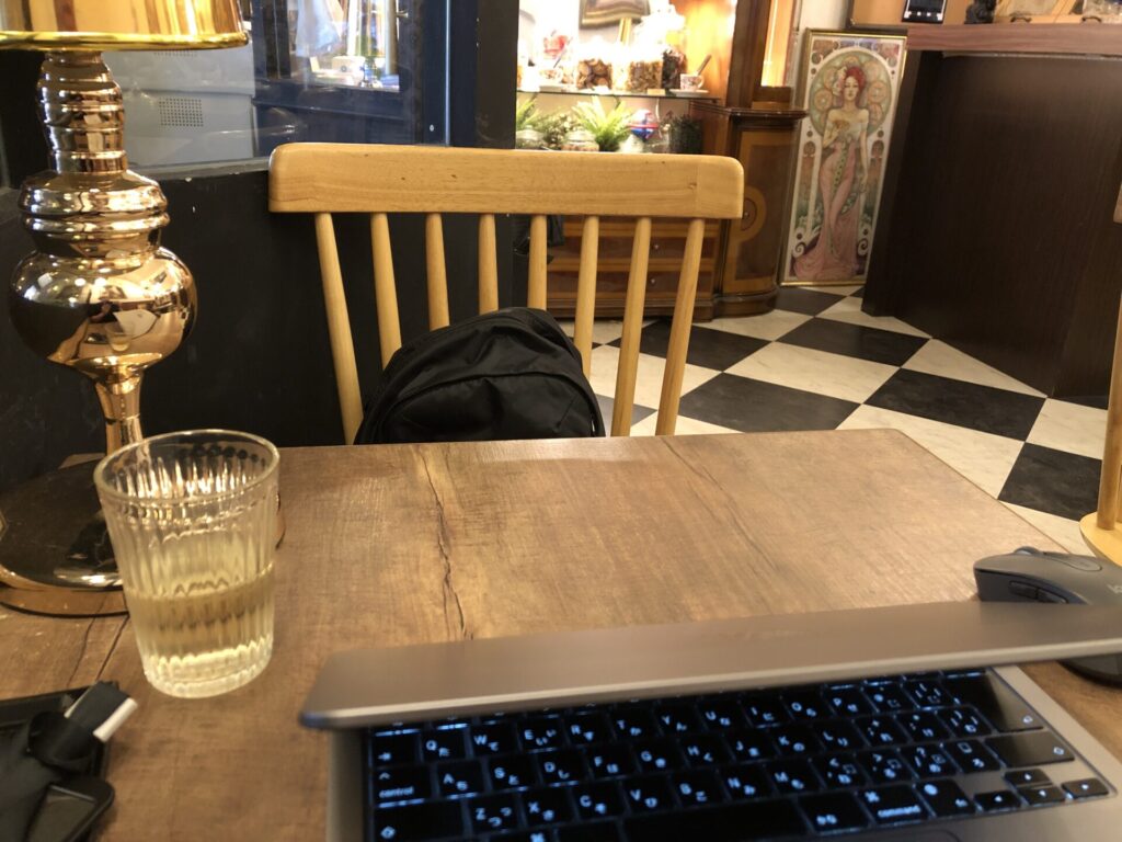 The Singularity Co-Working Cafe（斉文芸室共享空間咖啡庁）でパソコン作業をしているところ。