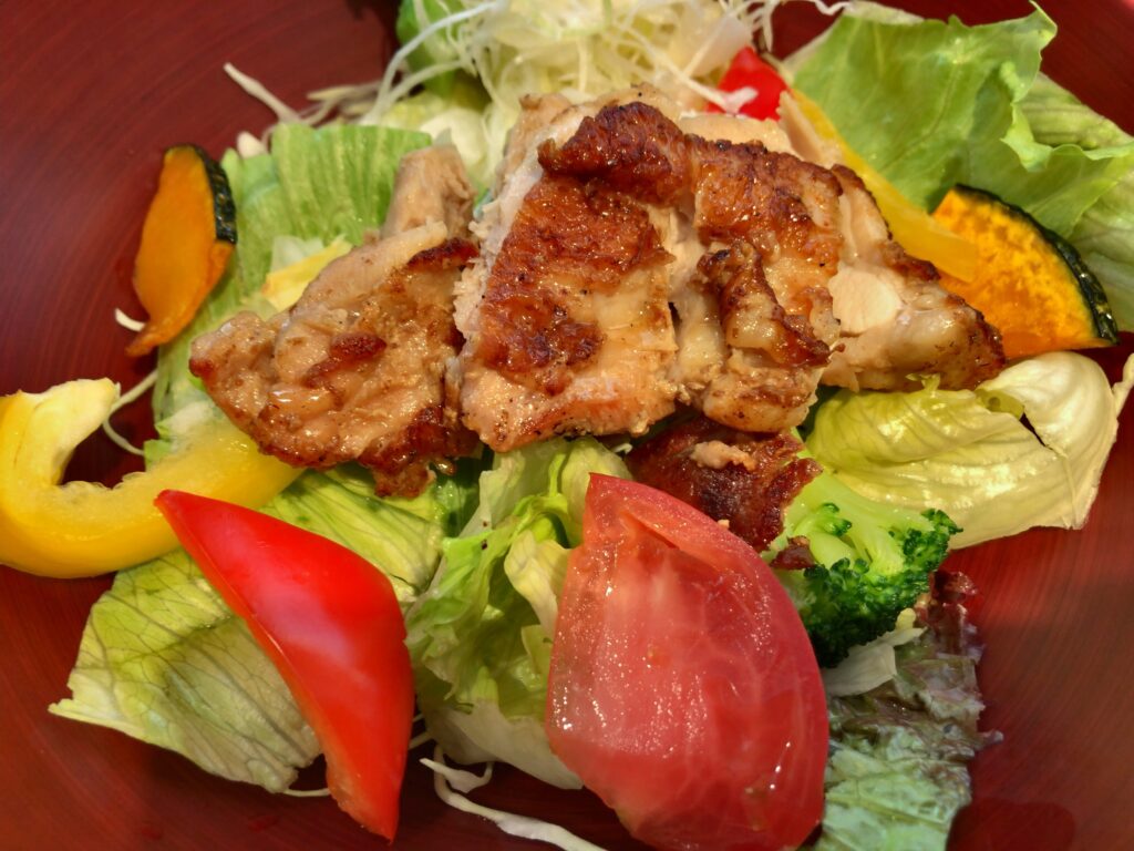 もろみチキンの彩りサラダボウル