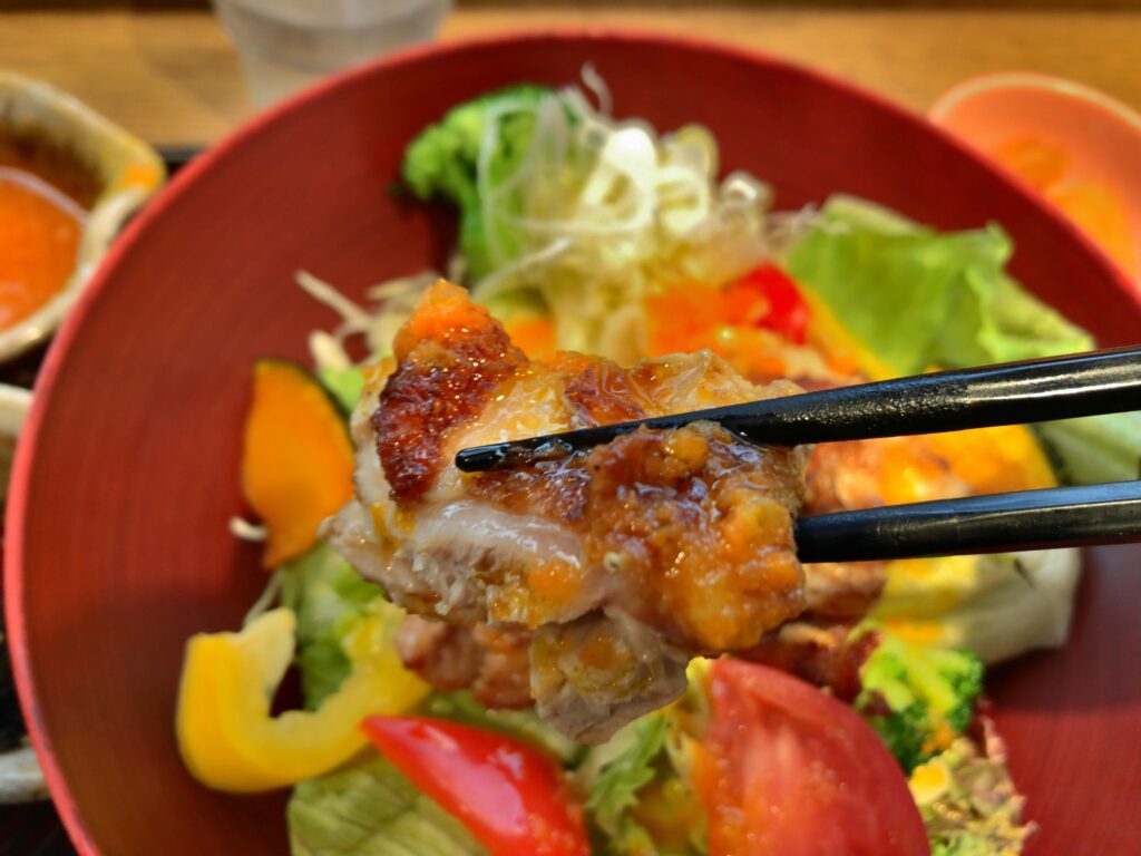 もろみチキンの彩りサラダボウルのアップ