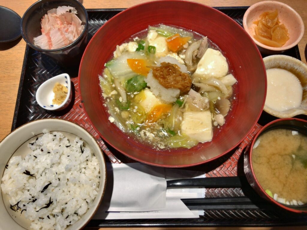 鶏肉とお豆腐ねばねば野菜のトロトロ煮としそひじきご飯定食