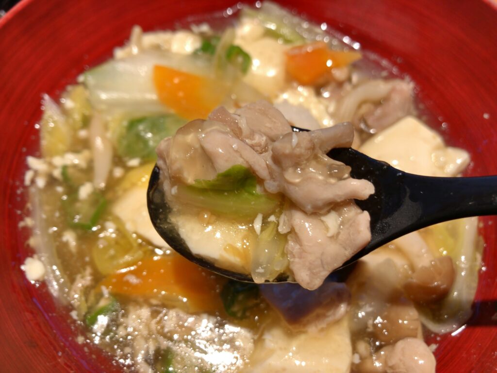鶏肉とお豆腐ねばねば野菜のトロトロ煮としそひじきご飯定食の鶏肉アップ