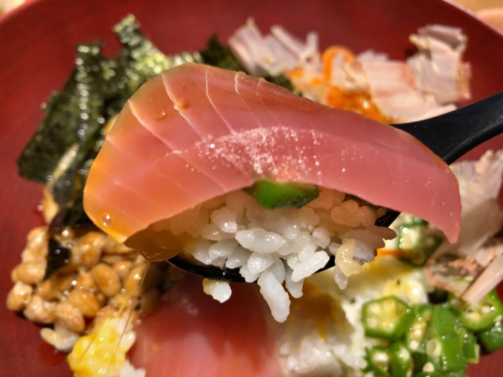 大戸屋「ばくだん丼」のまぐろ