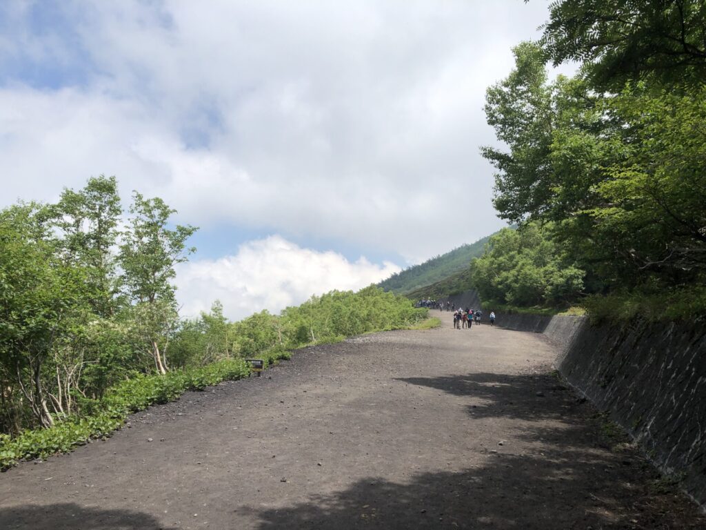 富士山五合目からの緩やかな山道